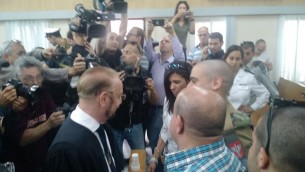 L'avocat d'Elor Azaria, Yoram Sheftel, à gauche, à son arrivée dans la salle d'audience de la cour d'appel de la Kirya, à Tel Aviv, le 3 mai 2017. (Crédit : Judah Ari Gross/Times of Israël)