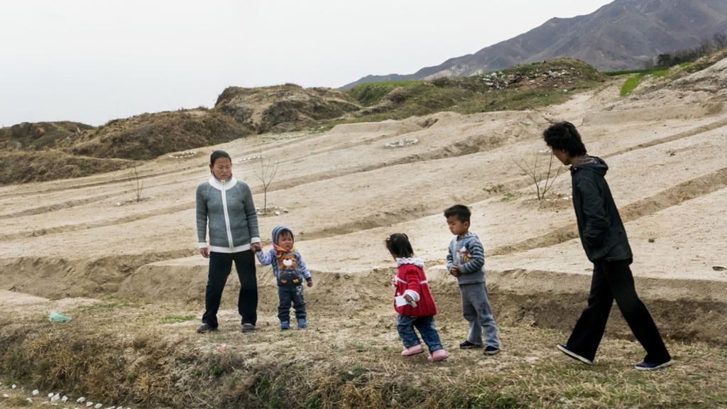 Une famille de Nord-Coréens. L'itinéraire de Shai était strictement contrôlé mais il a photographié la vie quotidienne des gens quand c'est possible (Crédit : Moshe Shai)