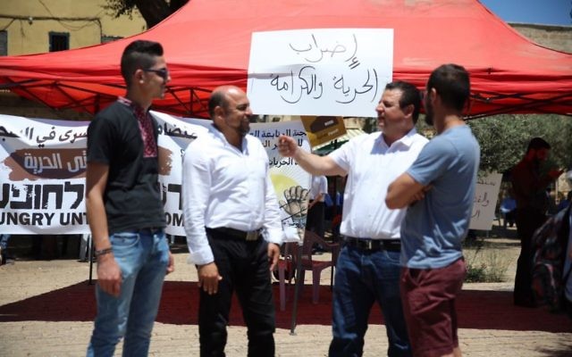 Ayman Odeh, 2e à droite, député de la Liste arabe unie, devant une tente de solidarité avec les prisonniers palestiniens qui font grève de la faim, à Nazareth, le 11 mai 2017. (Crédit : autorisation)