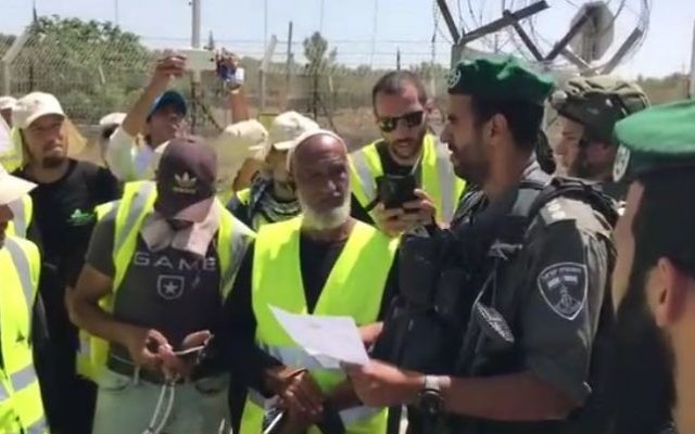 La police empêche des membres de la branche nord du Mouvement islamique de rejoindre une marche prévue à Jérusalem, le 11 mai 2017. (Crédit : autorisation)