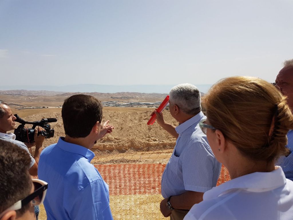 Le chef de l'opposition Isaac Herzog visite l'implantation de Ma'ale Adumim en Cisjordanie avec les membres de la faction de l'Union sioniste, jeudi 18 mai 2017. (Crédit : autorisation)