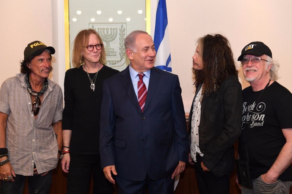 Le Premier ministre Benjamin Netanyahu (au centre) rencontre (de gauche à droite) Joe Perry, Tom Hamilton, Steven Tyler et Brad Whitford du groupe de rock Aerosmith au bureau du Premier ministre, à Jérusalem, le 18 mai 2017 (Crédit : Kobi Gidon / GPO)