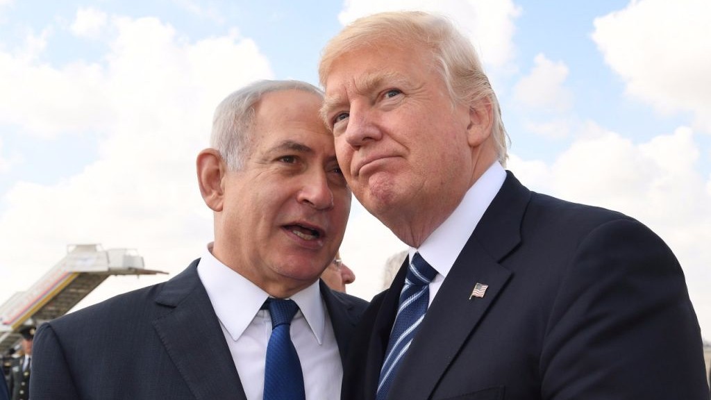 Le Premier ministre Benjamin Netanyahu, à gauche, et le président américain Donald Trump, à droite, à l'aéroport international Ben Gurion avant le départ de Trump, le 23 mai 2017. (Crédit : Koby Gideon/GPO)