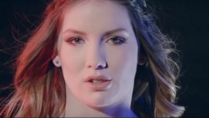 La concurrente belge à l'Eurovision chante  'City Lights', pour le concours 2017. (Crédit : capture d'écran YouTube)