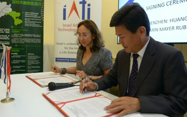 Karin Mayer Rubinstein, PDG de l'IATI signe un mémorandum de coopération avec Shifang Huang, directeur général adjoint du CCPIT Shenzhen. (Crédit : Nir Shmul)