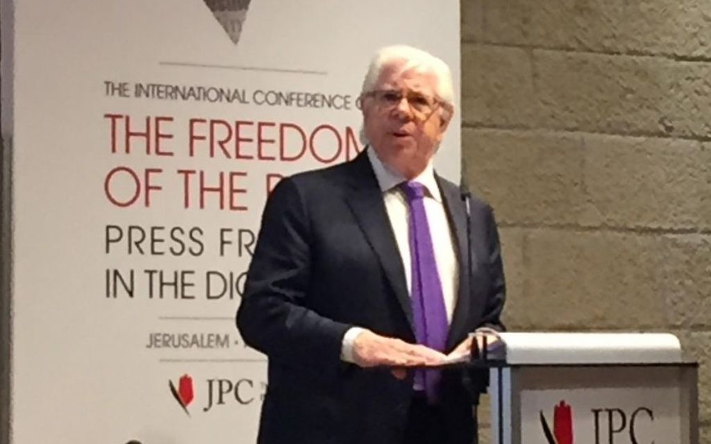 Carl Bernstein à la tribune d'une conférence sur la liberté de la presse à Jérusalem, le 8 mai 2017 (Crédit : Equipe du Times of Israel)