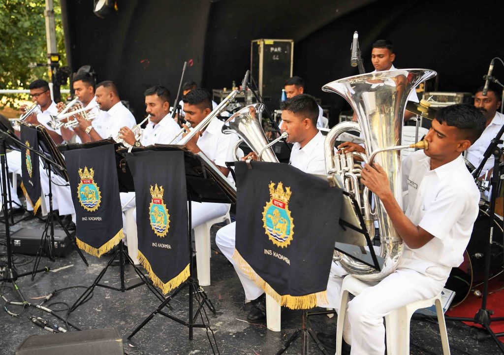 L'orchestre de la marine indienne joue dans un parc au nord de Haïfa, alors que 3 navires sont accostés à Haïfa, dans le cadre d'une visite officielle de la marine indienne, le 10 mai 2017. (Crédit ; Reuven Cohen/Mairie de Haifa)