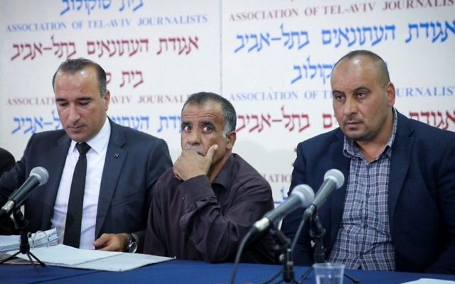 Les membres de la famille Dawabsha lors d'une conférence de presse à Tel Aviv, pour annoncer leur décision d'entamer des poursuites contre l'État d'Israël, le 8 mai 2017. (Crédit : Flash90)