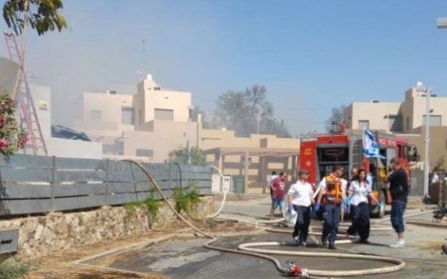 Les pompiers sur les lieux d'un incendie dans lequel un couple est mort à Arad, dans le sud d'Israël, le 15 mai 2017. (Crédit : Magen David Adom)