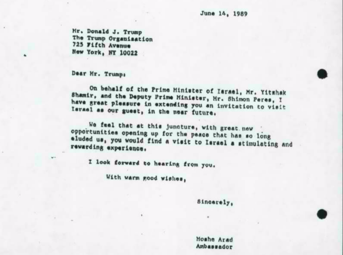 L'invitation de l'ambassadeur Moshe Arad en 1989 qui convie Donald Trump en Israël (Crédit : Israel State Archives)