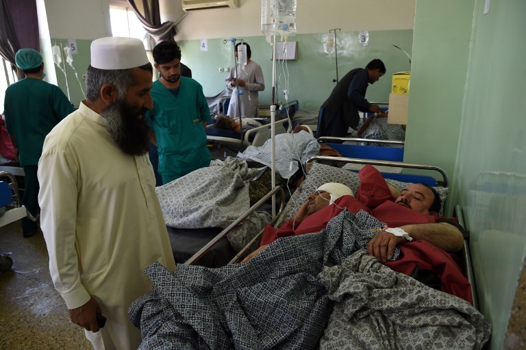 Un Afghan blessé dans un attentat suicide au camion piégé qui a tué au moins 80 personnes dans le quartier diplomatique de Kaboul, le 31 mai 2017. (Crédit : Wakil Kohsar/AFP)