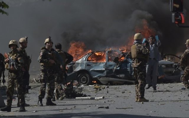 Forces de sécurité afghanes sur le site d'un attentat suicide au camion piégé qui a tué au moins 80 personnes dans le quartier diplomatique de Kaboul, le 31 mai 2017. (Crédit : Shah Marai/AFP)