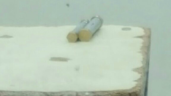 Les deux bombes artisanales qu'un adolescent palestinien aurait voulu faire exploser dans une cour militaire proche de Naplouse, le 10 mai 2017. (Crédit : police israélienne)