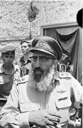 Le grand rabbin de l'armée israélienne, Shlomo Goren, devant le mur Occidental, le 22 juin 1967. (Crédit : collection de Dan Hadani/Bibliothèque nationale d'Israël)