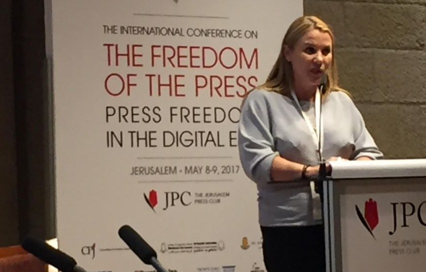 Ksenia Svetlova s'exprime durant une conférence sur la liberté de la presse à Jérusalem, le 8 mai 2017 (Crédit : Equipe du Times of Israel)