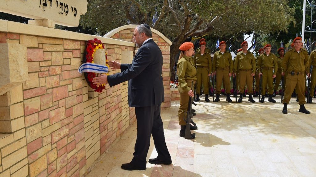 Avigdor Liberman, ministre de la Défense, pendant la cérémonie de Yom HaZikaron au cimetière militaire Kiryat Shaul de Tel Aviv, le 1er mai 2017. (Crédit : Ariel Harmoni/ministre de la Défense)