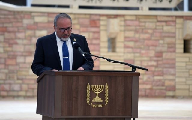Avigdor Liberman, ministre de la Défense, pendant la cérémonie de Yom HaZikaron au cimetière militaire 
Kiryat Shaul de Tel Aviv, le 1er mai 2017. (Crédit : Ariel Harmoni/ministre de la Défense)