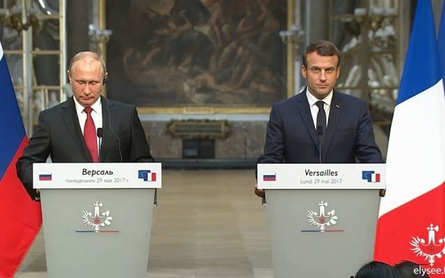 Le président russe Vladimir Poutine, à gauche, et le président français Emmanuel Macron pendant une conférence de presse commune au château de Versailles, le 29 mai 2017. (Crédit : capture d'écran Facebook/Elysée)