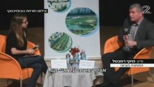Le parlementaire de l'Union sioniste Mickey Rosenthal, à gauche, donne une interview à Amalya Duek lors d'un événement culturel de Modiin le 6 mai 2017 (Capture d'écran/YouTube)