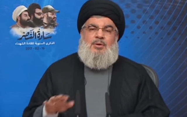 Le leader du Hezbollah, Hassan Nasrallah, menace de frapper le réacteur nucléaire Dimona d'Israël dans le sud du pays lors d'un discours télévisé le 16 février 2017 (Crédit : Capture d'écran / YouTube)