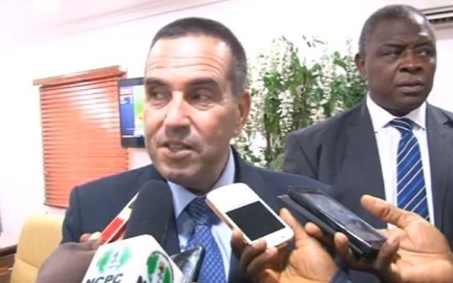 L'ambassadeur israélien au Nigeria Guy Feldman (à gauche) s'adresse au média, le 14 mai 2017. (Crédit : capture d'écran/YouTube)