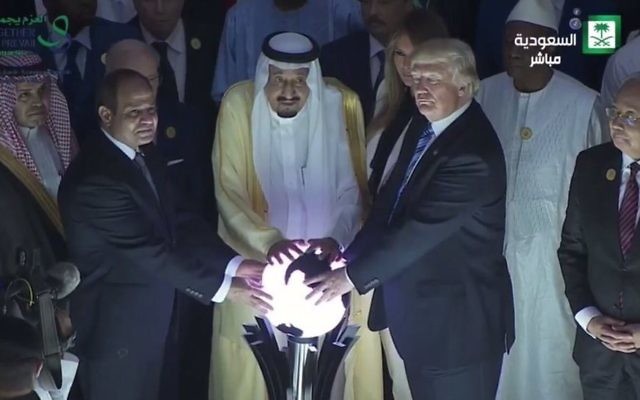 Le président américain Donald Trump, le roi saoudien Salmane et le président égyptien Abdel-Fattah el-Sissi pendant l'inauguration d'un centre de lutte contre l'extrémisme à Ryad, en Arabie saoudite, le 21 mai 2017. (Crédit : capture d'écran)