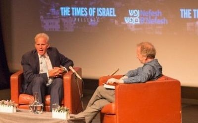 Michael Oren s'entretient avec  David Horovitz lors d'une rencontre-débat organisée par le  Times of à Jérusalem, le 28 mai 2017 (Crédit :  Luke Tress/Times of Israel)