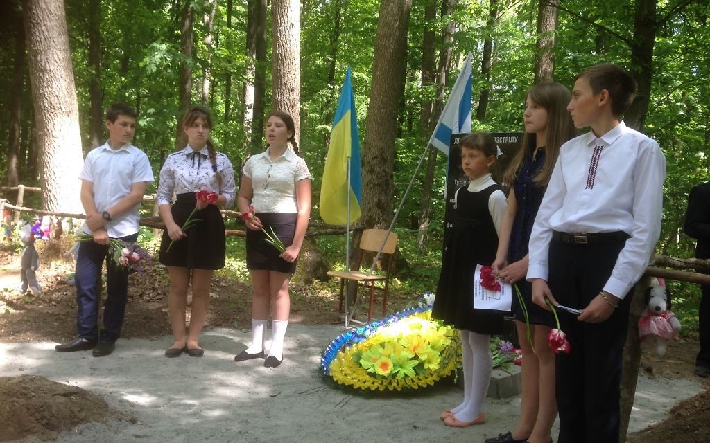 Des écoliers ukrainiens récitent des poèmes pendant l'inauguration d'un mémorial pour 1 000 enfants juifs massacrés par les nazis dans la forêt d'Ouman en 1942, le 8 mai 2017. (Crédit : Sue Surkes)