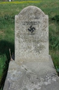 Une pierre tombale vandalisée avec une croix gammée et les morts "la tolérance est une faiblesse" dans le cimetière juif de Cherkasy, en Ukraine, le 5 mai 2017. (Crédit : autorisation)