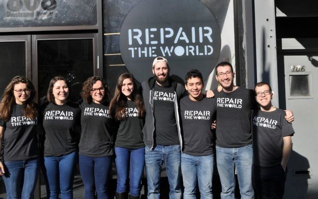 Des membres de l'organisation Repair the World en 2016 devant le siège de  Crown Heights à Brooklyn, à New York. (Crédit : Repair the World/via JTA)