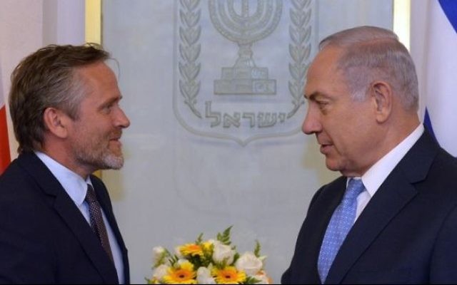 Anders Samuelsen, à gauche, ministre danois des Affaires étrangères, et le Premier ministre Benjamin Netanyahu, à Jérusalem, le 17 mai 2017. (Crédit : Haim Zach/GPO)