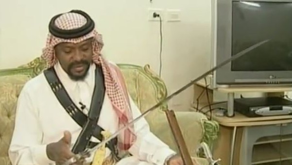 Un bourreau saoudien avec son épée. (Crédit : capture d'écran YouTube/MEMRI TV)