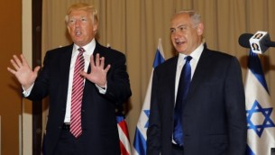 Le président américain Donald Trump et le Premier ministre Benjamin Netanyahu, avant leur conférence de presse, à Jérusalem, le 22 mai 2017. (Crédit : Menahem Kahana/AFP)