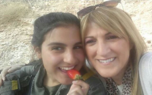 Hadar Cohen, à gauche, garde-frontière tuée dans une attaque terroriste en février 2016, avec sa mère Segal, pendant son premier mois de service. (Crédit : Volcani Center)