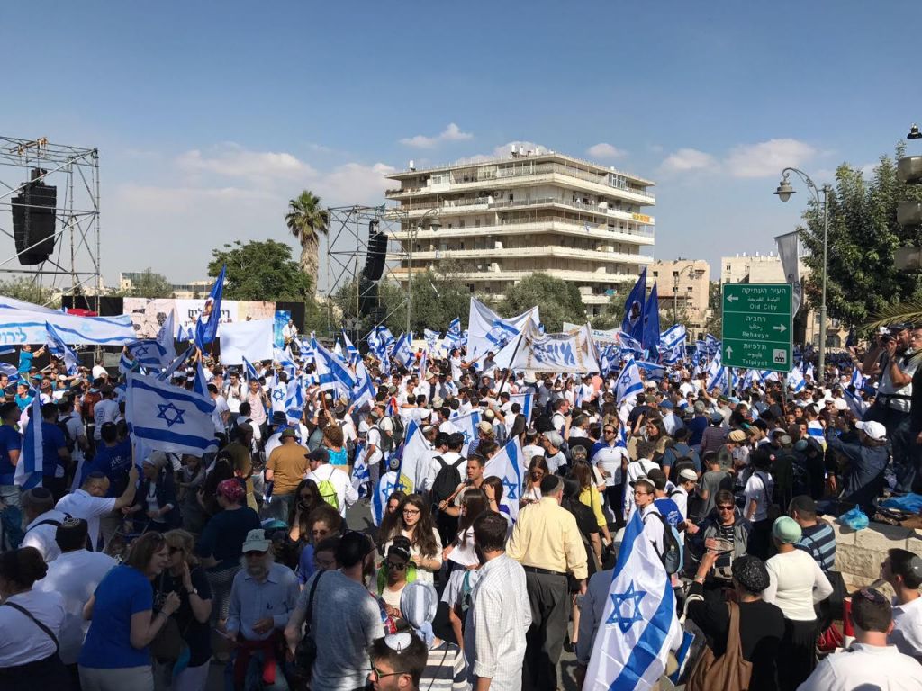 La marche des drapeaux à Jérusalem, le 24 mai 2017 (Crédit : Luke Tress/Time of Israel)