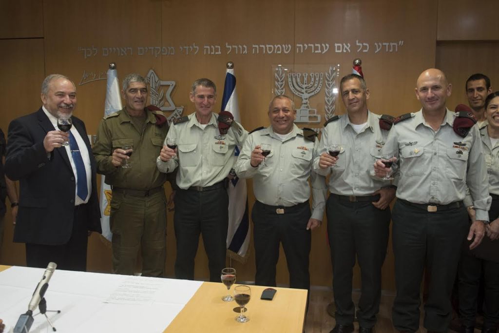 De gauche à droite, le ministre de la Défense Avigdor Liberman, le général de division Tal Russo, le général de division Yair Golan, le chef d’état-major Gadi Eisenkot, le général de divison Aviv Kochavi et le général de division Muni Katz lors d’une cérémonie aux quartiers généraux de l’armée à Tel Aviv, le 11 mai 2017. (Crédit : Unité du porte-parole de l’armée israélienne)
