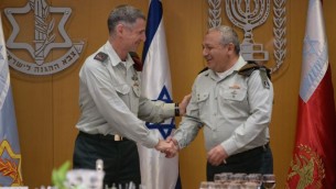 Le chef d'état-major adjoint sortant, le général Yair Golan, qui serre la main du chef d'état-major de l'armée israélienne, Gadi Eizenkot, lors d'une cérémonie au quartier général de l'armée, Tel Aviv, le 11 mai 2017 (Crédit : Unité de la porte-parole de l'armée israélienne)