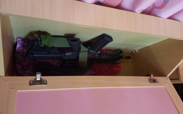 Un fusil d'assaut M-16 caché dans un lit d'enfant, qui aurait utilisé dans des attaques contre des civils et des soldats en Cisjordanie, en avril 2017. (Crédit : porte-parole de l'armée israélienne)