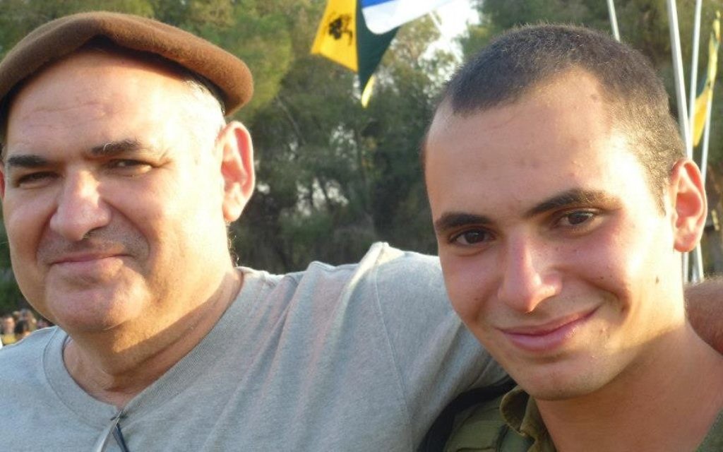 Avi Yacoby, à gauche avec son fils Gilad, tué en 2014 dans la guerre à Gaza. (Crédit : autorisation)