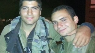 Gilad Yacoby, à droite et Oz Mendelovitch, tués en 2014 durant la guerre à Gaza. (Crédit : autorisation) 