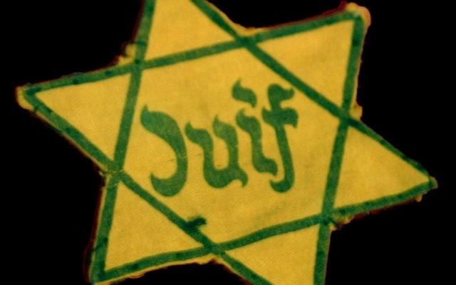 Le modèle français de l'étoile jaune imposée aux Juifs à partir de juin 1942. (Crédit : Wikimedia Commons/Rama)