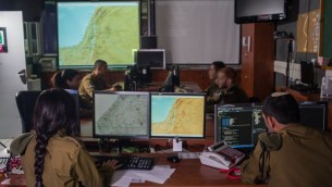 Soldats de la division C4I de l'armée israélienne dans un centre de commandement et de contrôle. Illustration. (Crédit : unité des porte-paroles de l'armée israélienne)