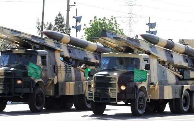 Des camions militaires iraniens transportant des missiles sol-air pendant un défilé à l'occasion de la Journée de l'armée du pays, à Téhéran, le 18 avril 2017. (Crédit : Atta Kenare/AFP)