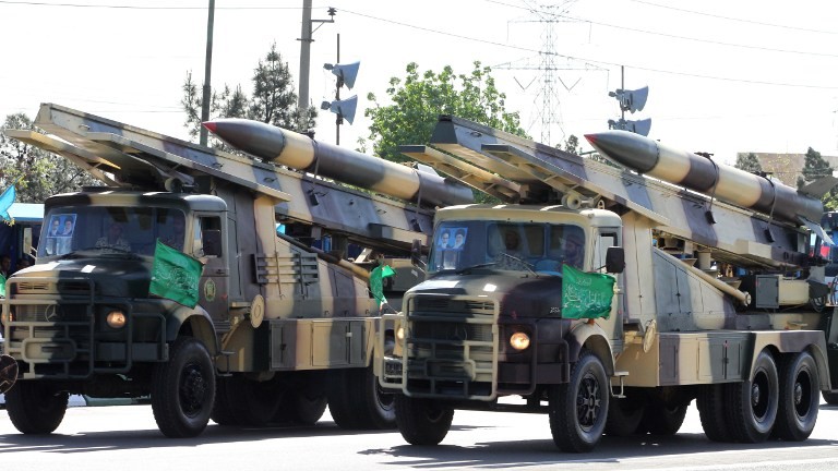 Des camions militaires iraniens transportant des missiles sol-air pendant un défilé à l'occasion de la Journée de l'armée du pays, à Téhéran, le 18 avril 2017. (Crédit : Atta Kenare/AFP)