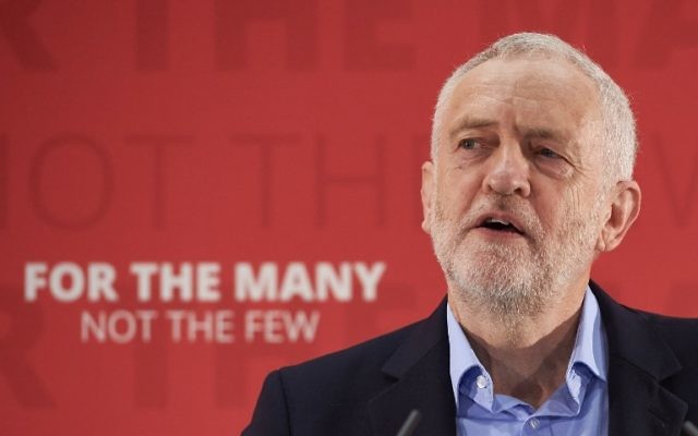 Le chef du parti d'opposition du Labour  Jeremy Corbyn lors d'un discours pour les élections législatives à Londres, le 29 avril 2017 (Crédit : Niklas Hallen/AFP)
