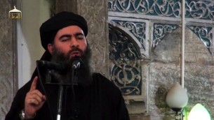 Une capture d'écran d'une vidéo de propagande diffusée le 5 juillet 2014 montre le chef du groupe djihadiste de l'État islamique, Abou Bakr al-Baghdadi, s'adressant aux fidèles musulmans dans une mosquée dans la ville irakienne de Mossoul (Crédit : AFP / HO / al-Furqan Media)