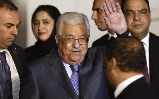 Le président de l'Autorité palestinienne, Mahmoud Abbas (C) après son arrivée à la station de l'armée de l'air de Palam à New Delhi le 14 mai 2017
(Crédit : AFP PHOTO / PRAKASH SINGH)