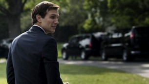 Jared Kushner devant la Maison Blanche, le 27 avril 2017. (Crédit : Brendan Smialowski/AFP)