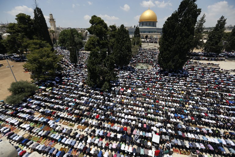 Les fidèles musulmans palestiniens assistent aux premières prières du vendredi du mois sacré du Ramadan à l'extérieur de la Mosquée Al-Aqsa à Jérusalem le 2 juin 2017 (Crédit : AFP / Ahmad Gharabli)