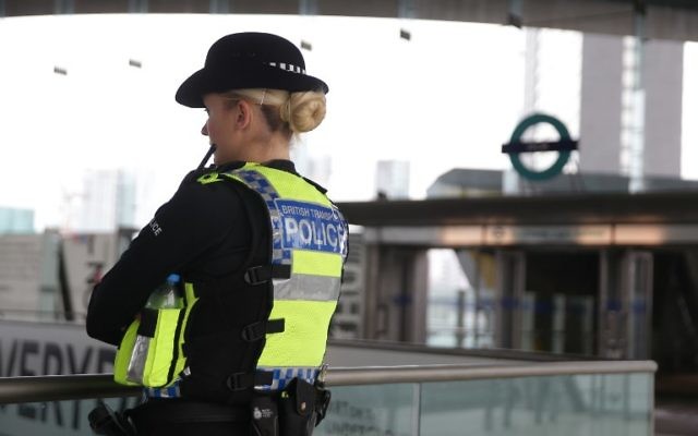 Une policière à la station de Stratford près de Londres, le 6 juin 2017. (Crédit : Daniel Leal-Olivas/AFP)